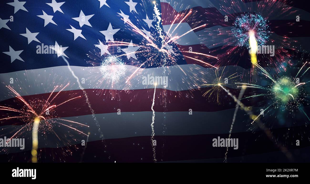 Bandiera americana che sventola con fuochi d'artificio che festeggia il 4th luglio Foto Stock
