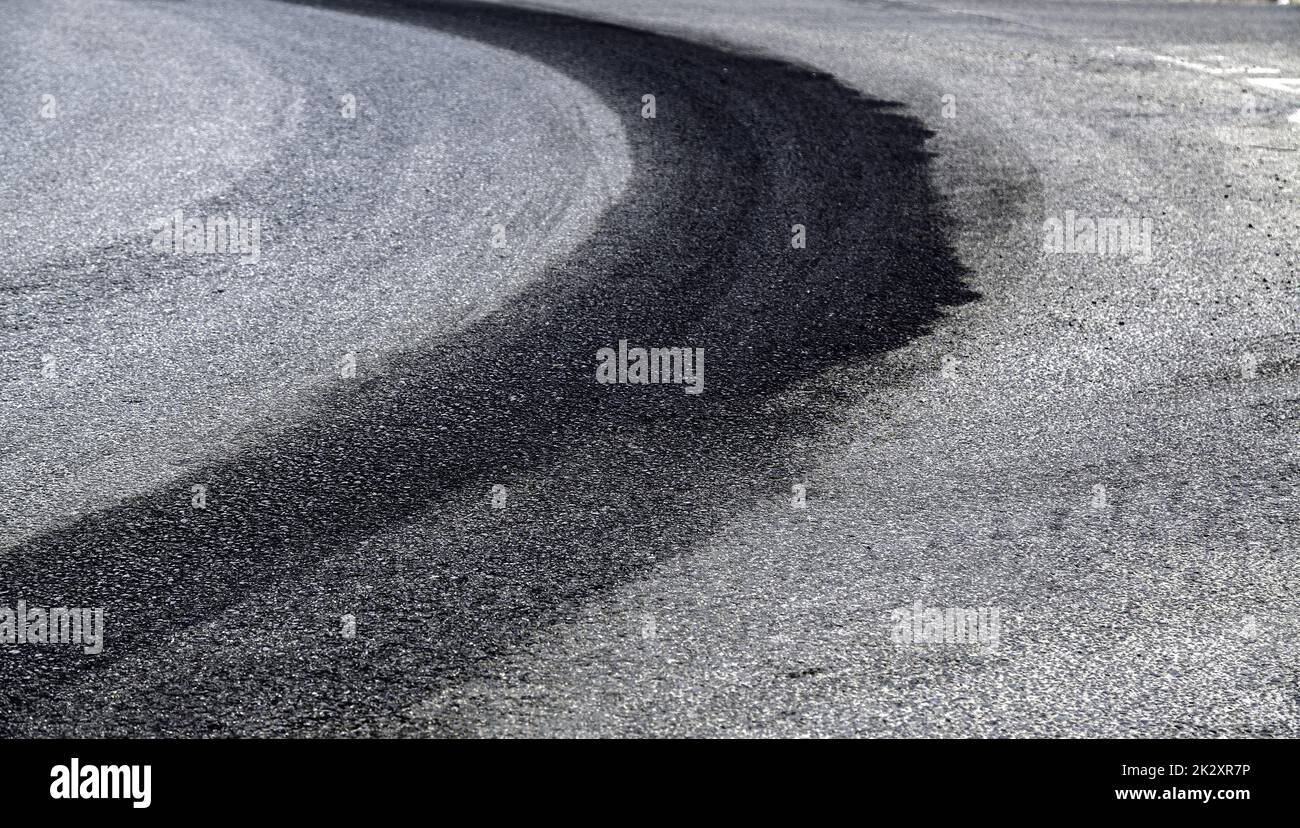 Segni degli pneumatici sull'asfalto Foto Stock