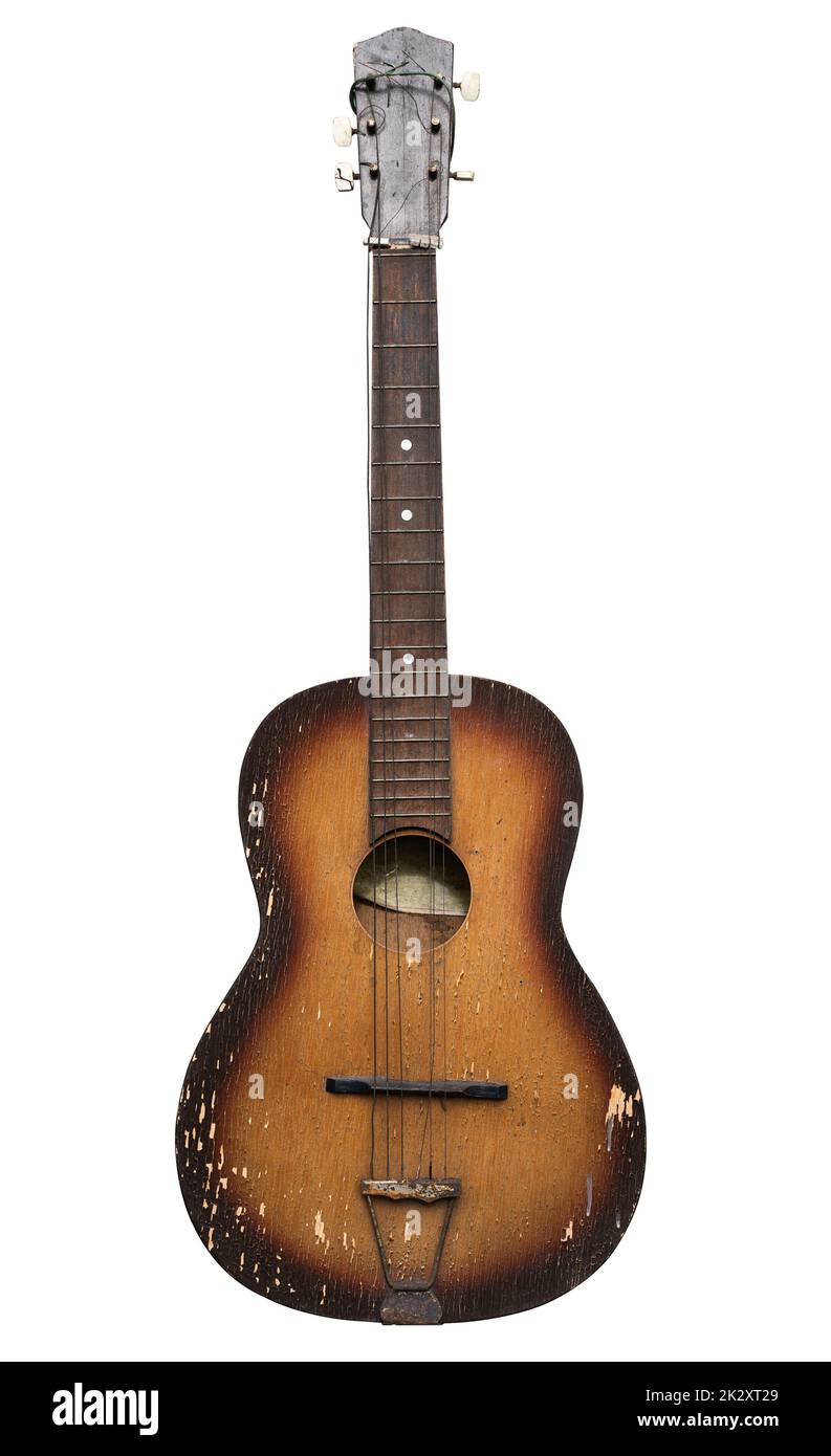vecchia chitarra acustica grunga isolata su sfondo bianco Foto Stock