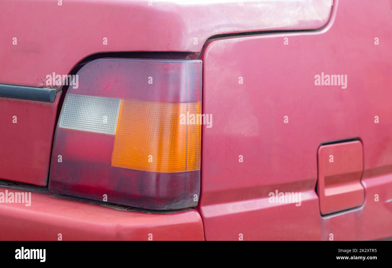 Lanterna o segnale di retromarcia. La luce di posizione posteriore destra di una classica auto rossa retrò. Le dimensioni della macchina sovietica-fatta. Segnale luminoso di colore bianco, rosso e arancione, che indica la retromarcia della vettura. Foto Stock
