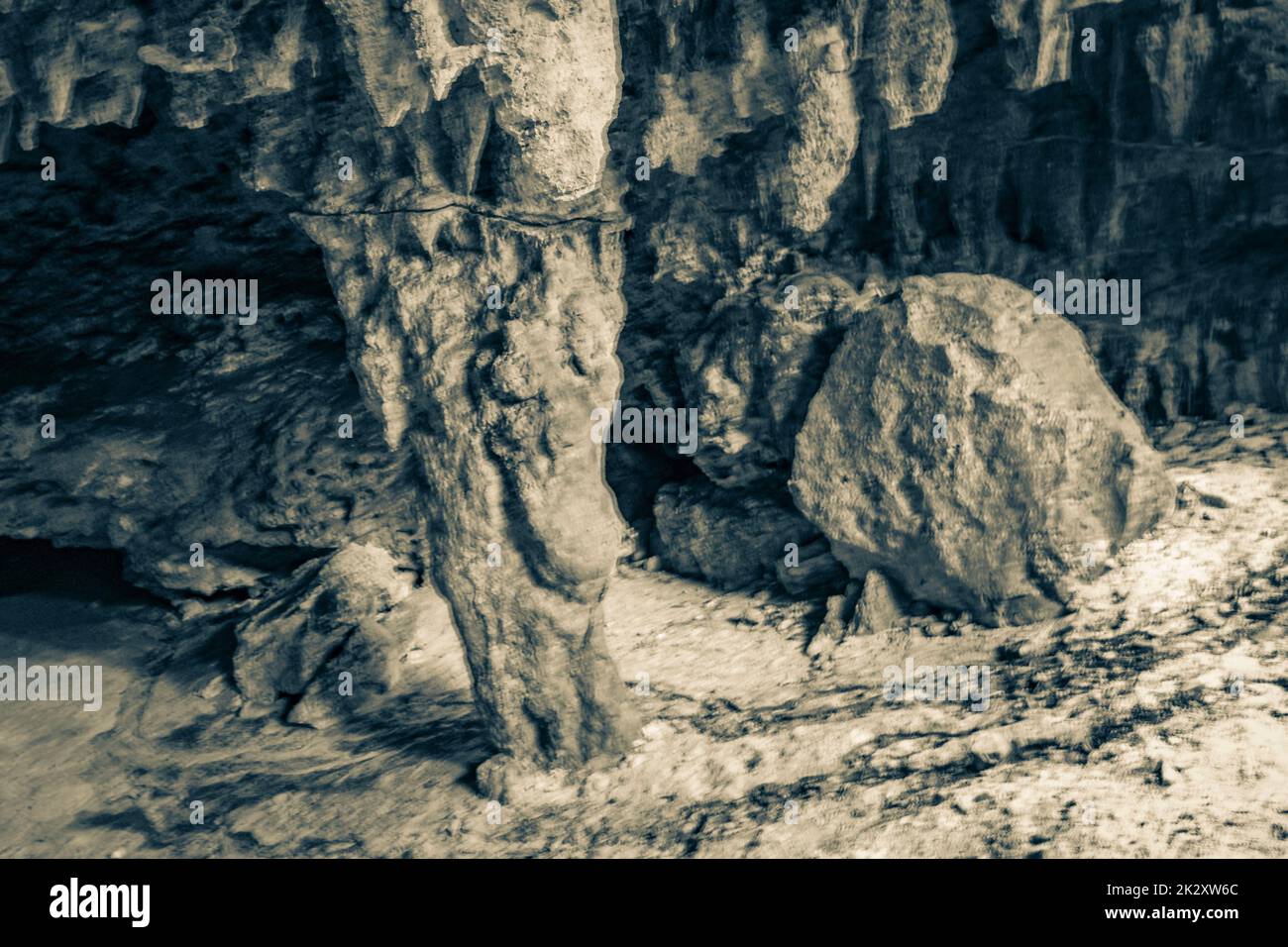 Incredibile acqua turchese blu e calcare grotta sinkhole cenote Messico. Foto Stock