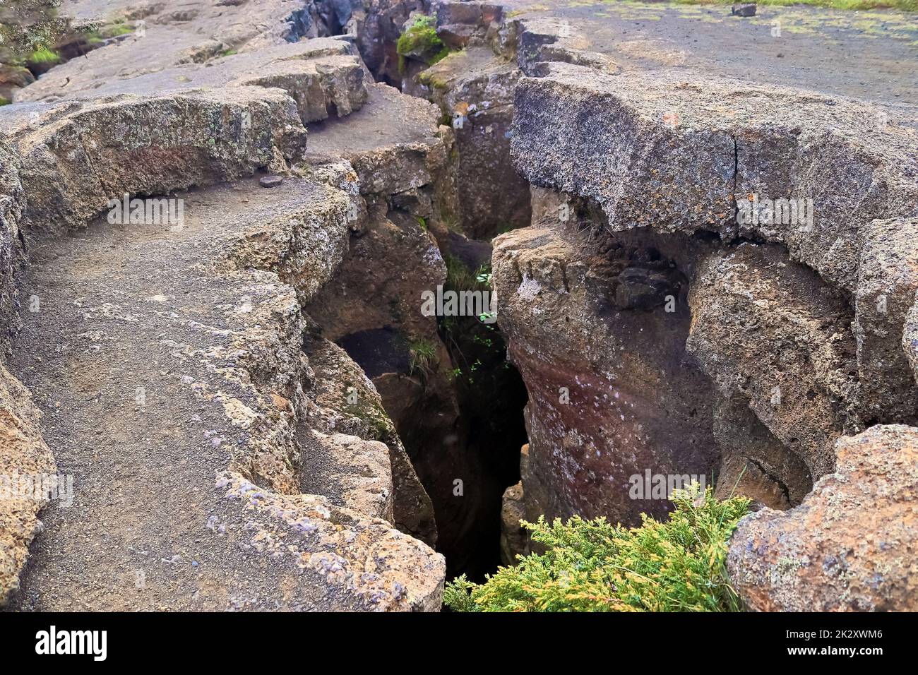 Ammira la grotta lavica di Grjotagja con acqua blu cristallina. Foto Stock