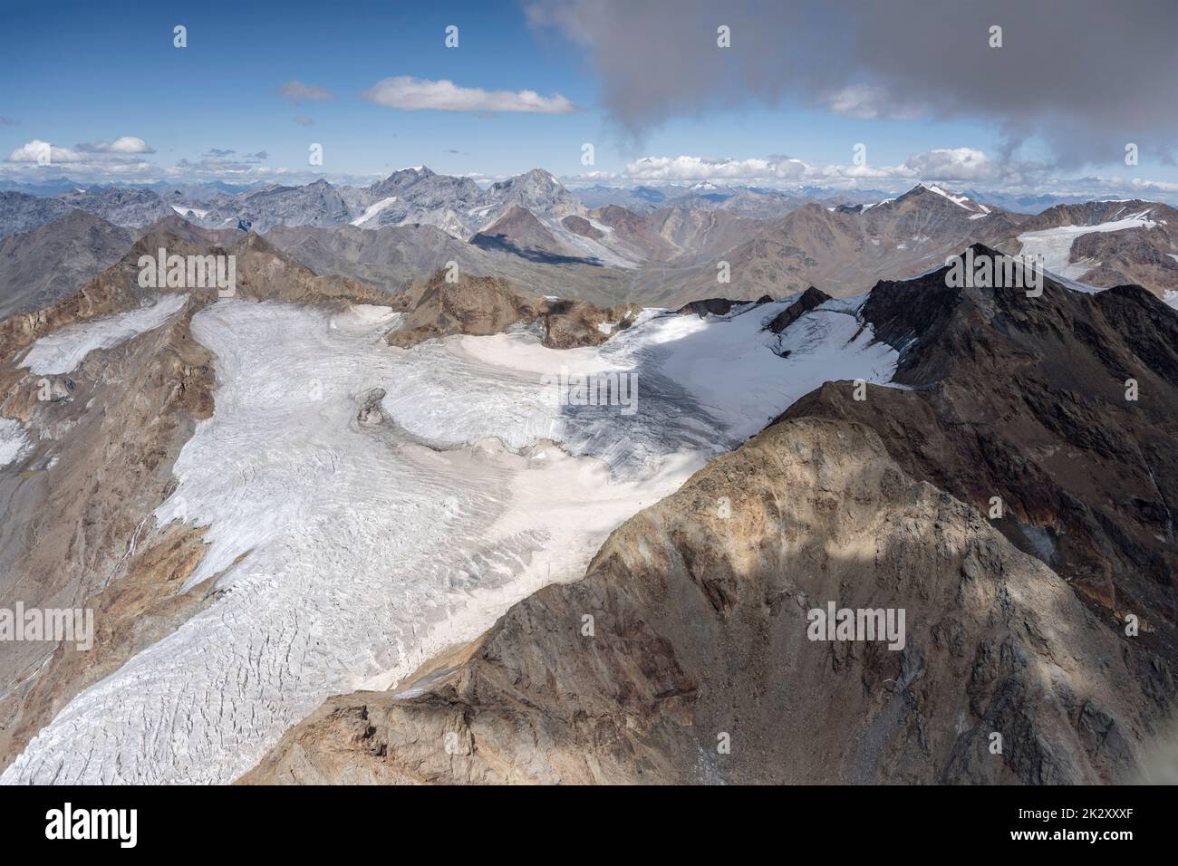 Ripresa aerea, da un aliante, del ghiacciaio di Dosegu ridotto dal riscaldamento globale , ripresa da sud-ovest in luce estiva, Alpi, Italia Foto Stock
