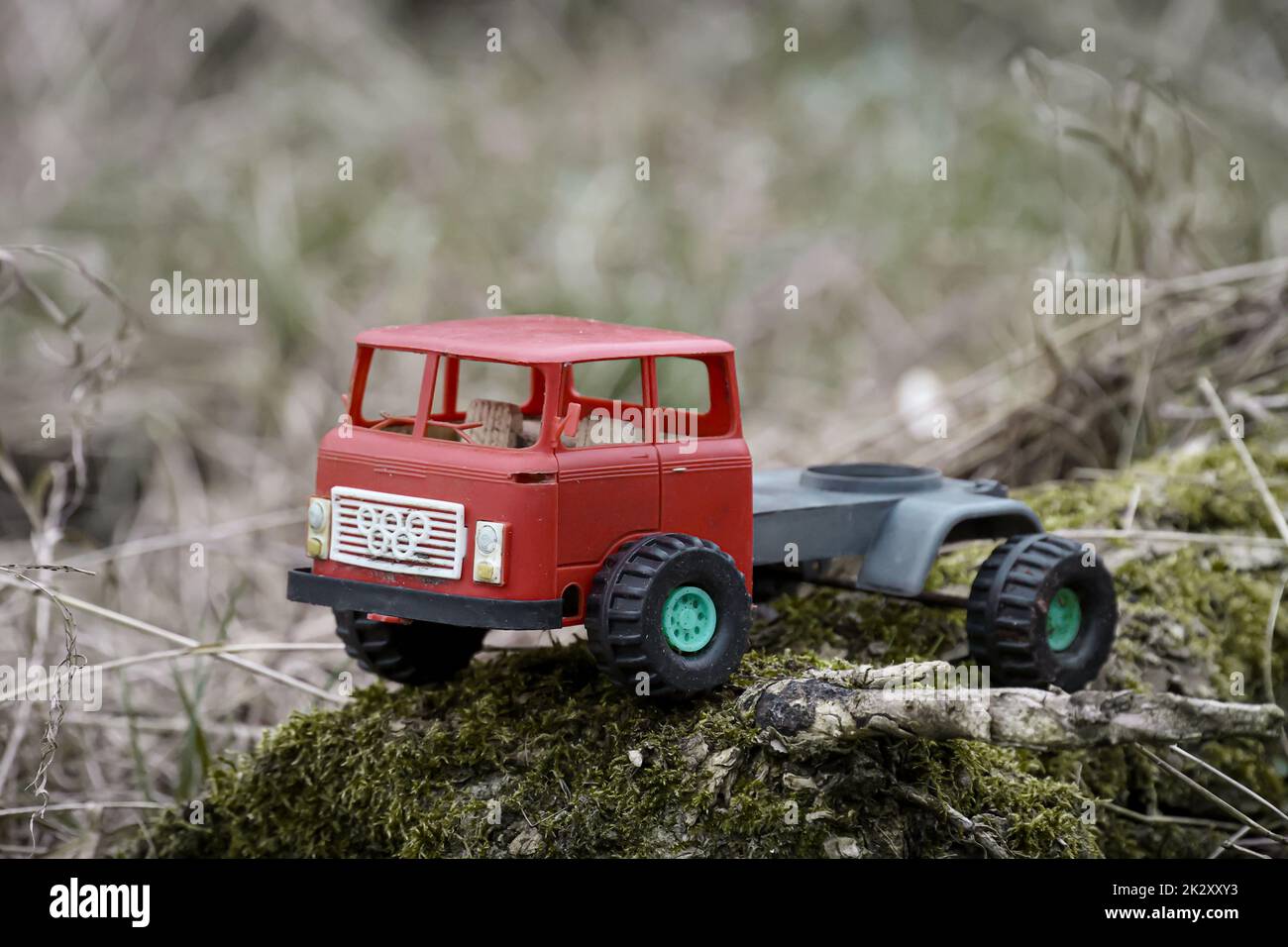 Una vecchia auto gettata via, auto giocattolo in natura, probabilmente di origine russa. Foto Stock