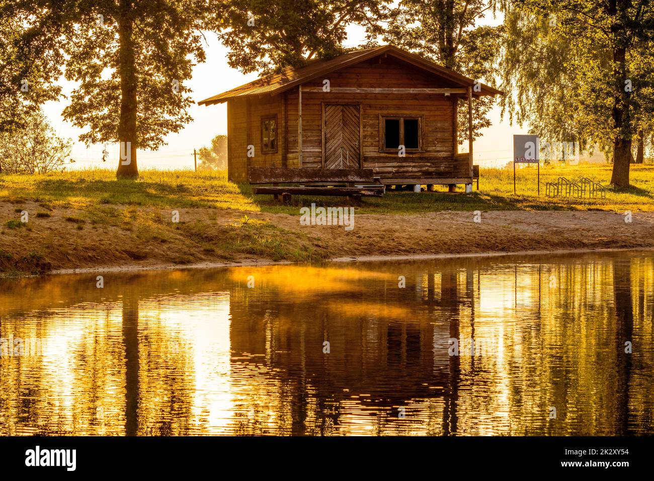 Casa estiva ecologica in legno vicino al lago la mattina presto soleggiato Foto Stock