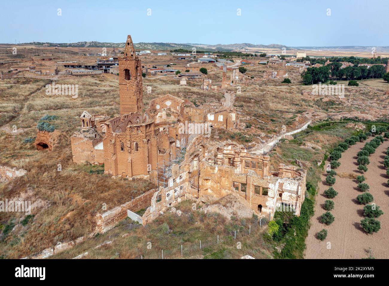 Una vista dei resti della città vecchia di Belchite, Spagna, distrutta durante la guerra civile spagnola e abbandonata da allora, evidenziando la chiesa di San Martin de Tours Foto Stock