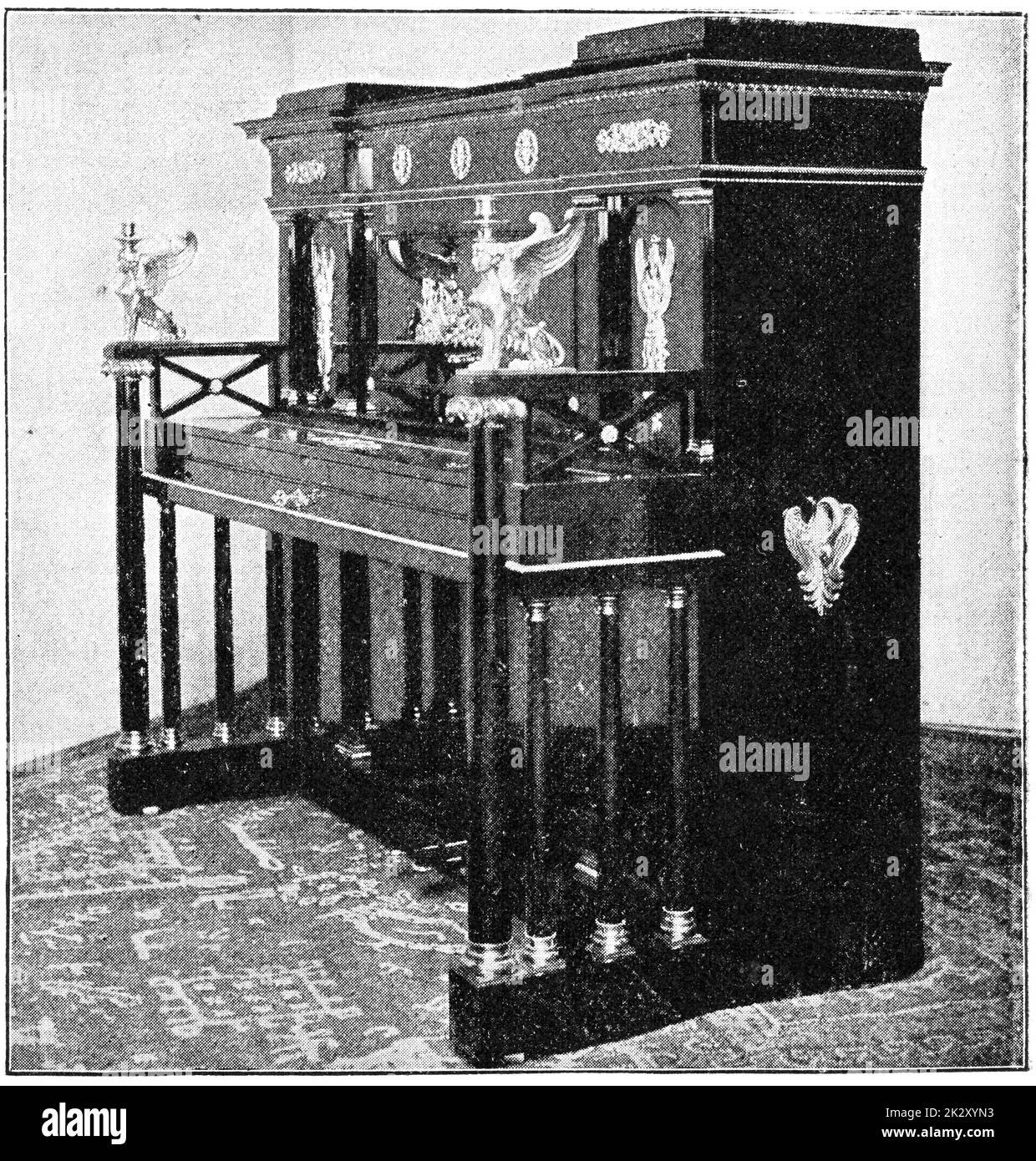 Un pianoforte a pedale verticale del 19 ° secolo. Illustrazione del 19 ° secolo. Sfondo bianco. Foto Stock