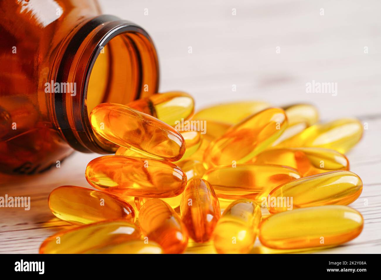 Olio di pesce o gel di olio di fegato di merluzzo in capsule con vitamine omega 3, alimenti integrativi sani . Foto Stock