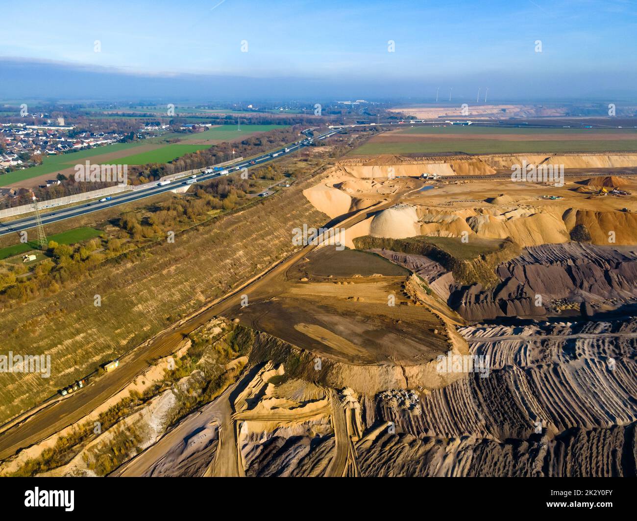 Attrezzatura mineraria in una miniera a cielo aperto di carbone marrone vicino a Garzweiler, Germania. Vista aerea Foto Stock