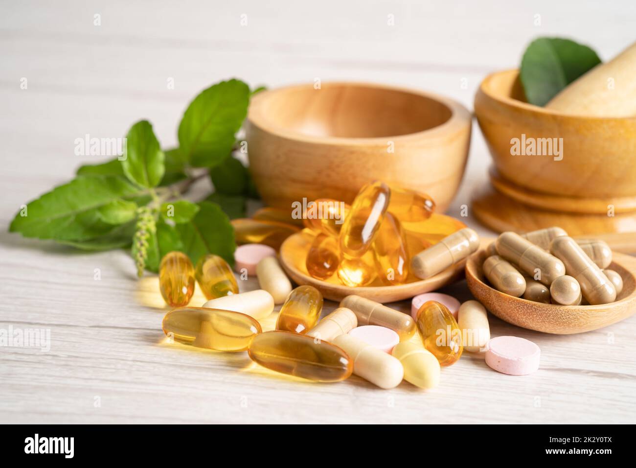 Medicina alternativa farmaci a base di erbe farmaci in capsule organiche con erbe foglie integratori naturali per una buona vita sana. Foto Stock