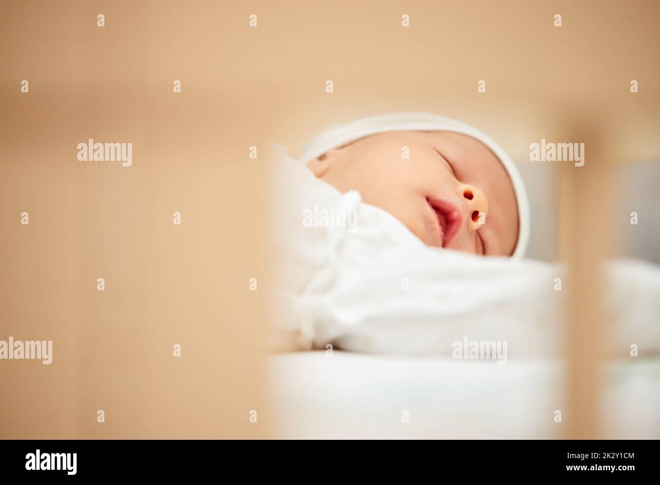 adorabile neonato che dorme a letto Foto Stock