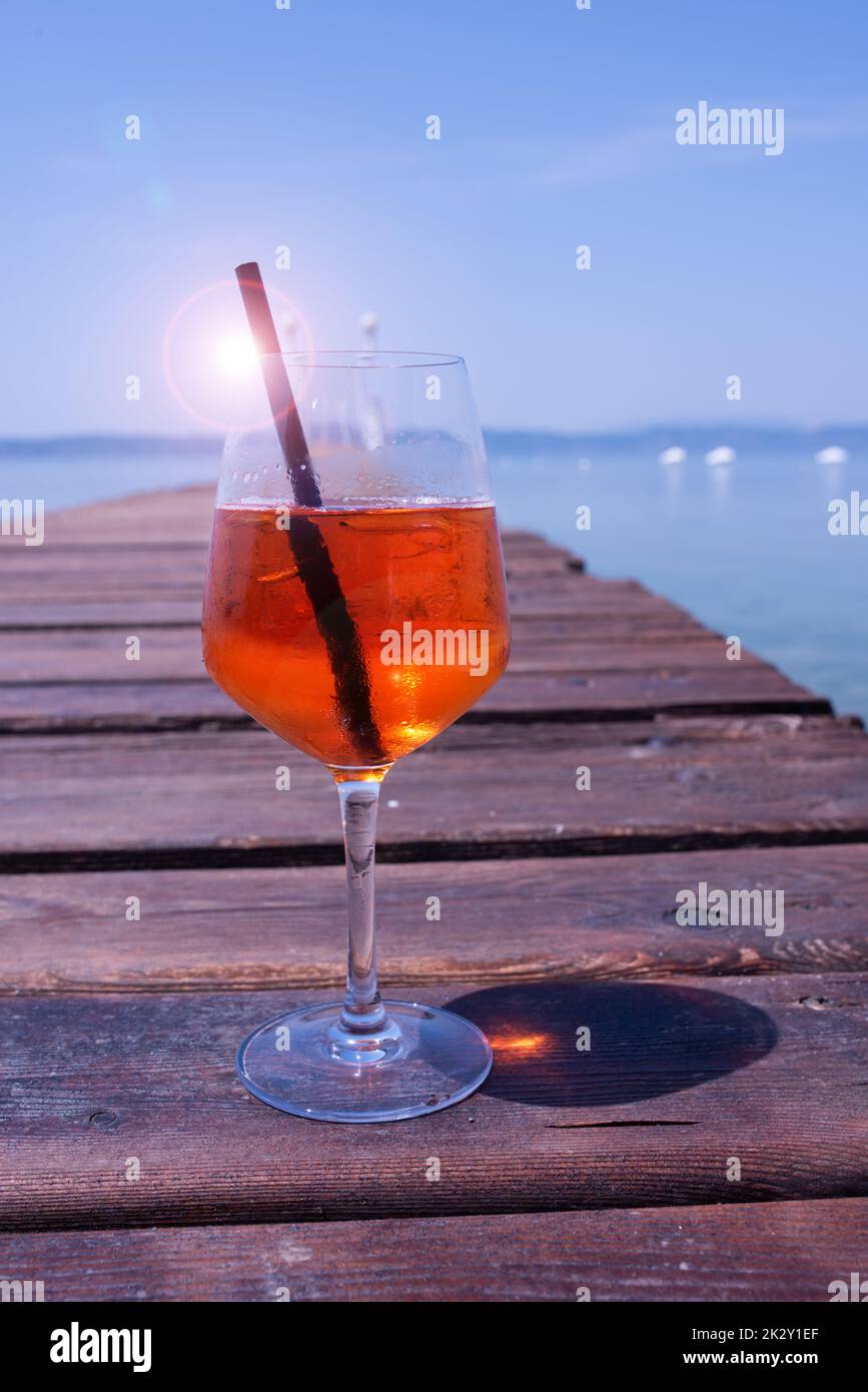 Bicchiere di aperol spritz cocktail sul lago Foto Stock