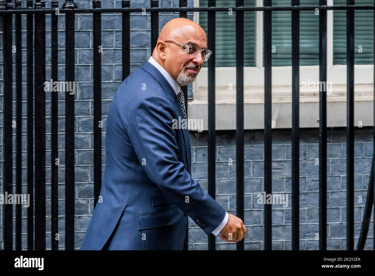 Londra, Regno Unito. 23rd Set, 2022. Nadhim Zahawi, ministro delle pari opportunità, ministro delle relazioni intergovernative e cancelliere del Ducato di Lancaster - dopo la riunione del gabinetto prima che il cancelliere lasci Downing Street per fare una dichiarazione sui piani di crescita del governo. Credit: Guy Bell/Alamy Live News Foto Stock