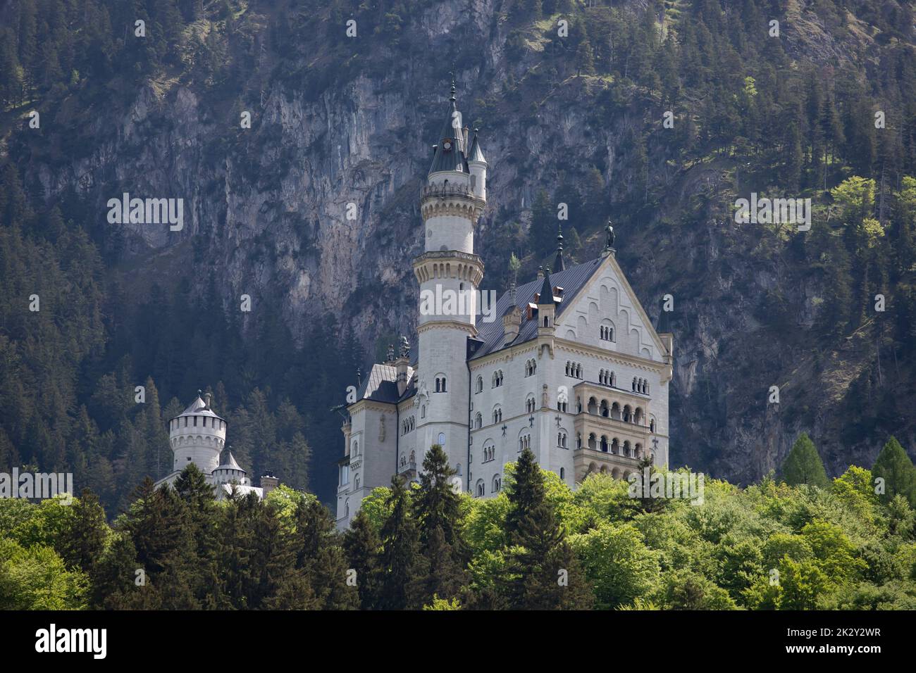 Il famoso castello di Neuschwanstein con le Alpi sullo sfondo Foto Stock