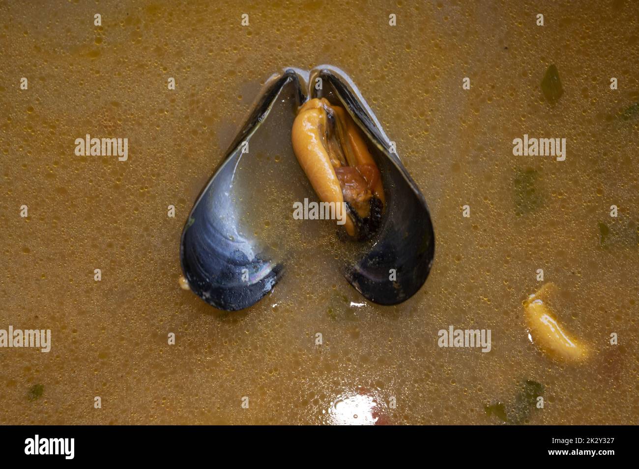 cozze in brodo di pesce Foto Stock