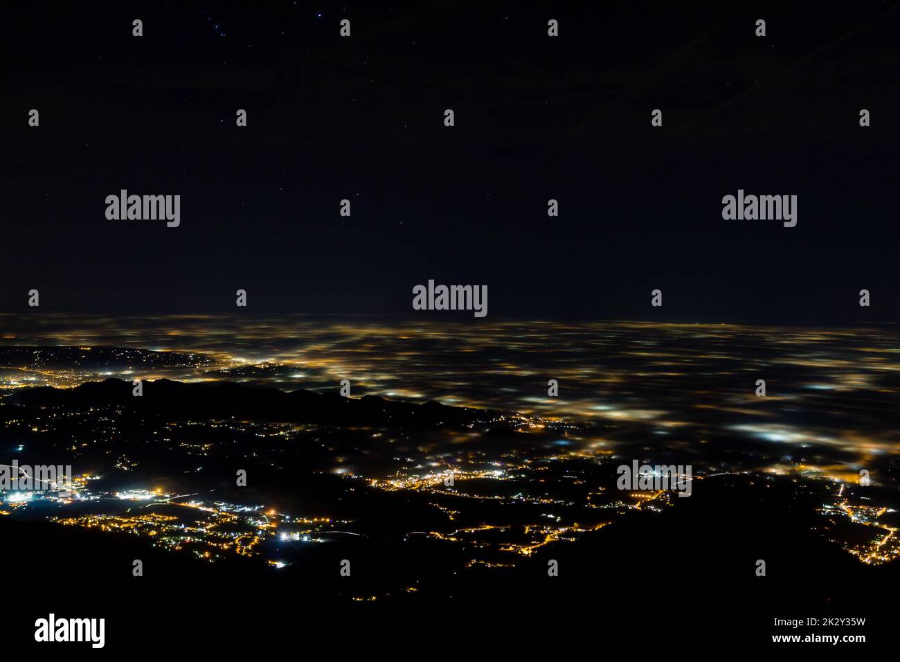Illuminazione semplice parzialmente coperta da nebbia, luci soffuse Foto Stock