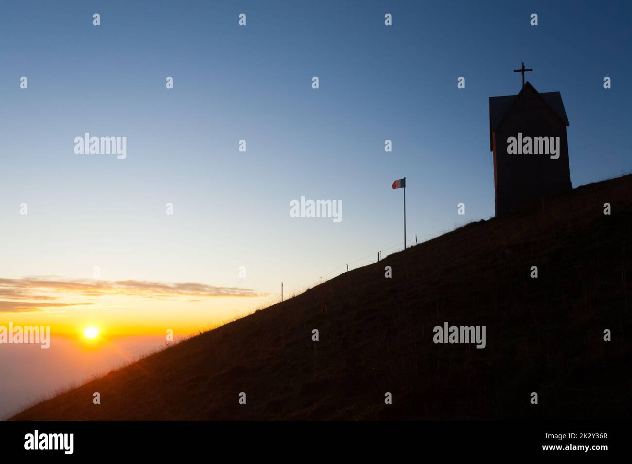 Alba alla chiesetta, Monte Grappa paesaggio, Italia Foto Stock