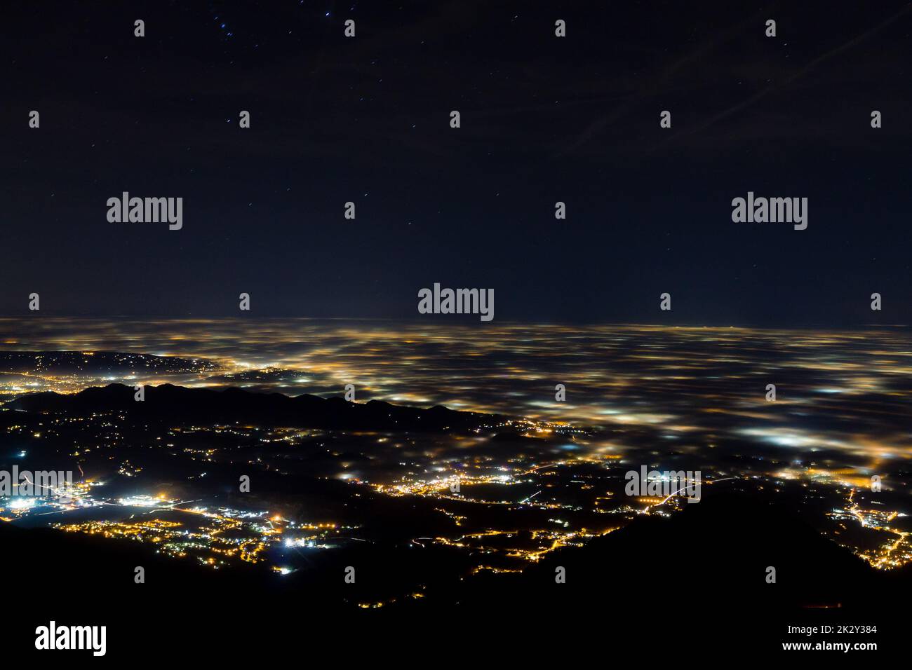 Illuminazione semplice parzialmente coperta da nebbia, luci soffuse Foto Stock