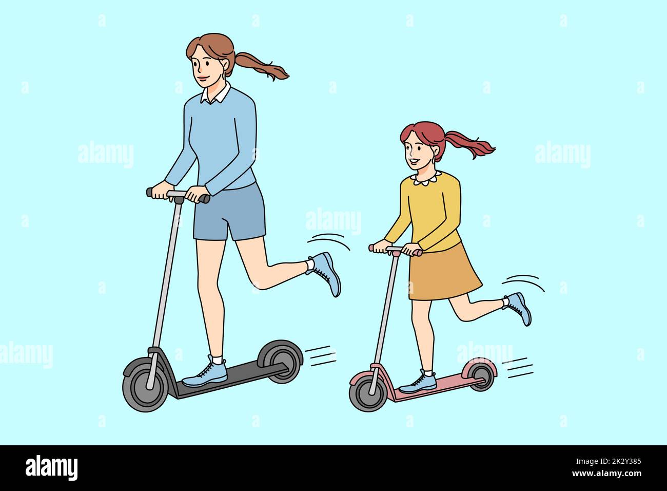 Buon bambino e madre che cavalcano gli scooter Foto Stock