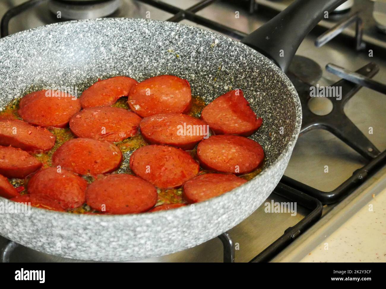 Salsiccia di manzo fritta in padella in stile turco con fette grandi, salsiccia di manzo calda è cucinata in padella Foto Stock