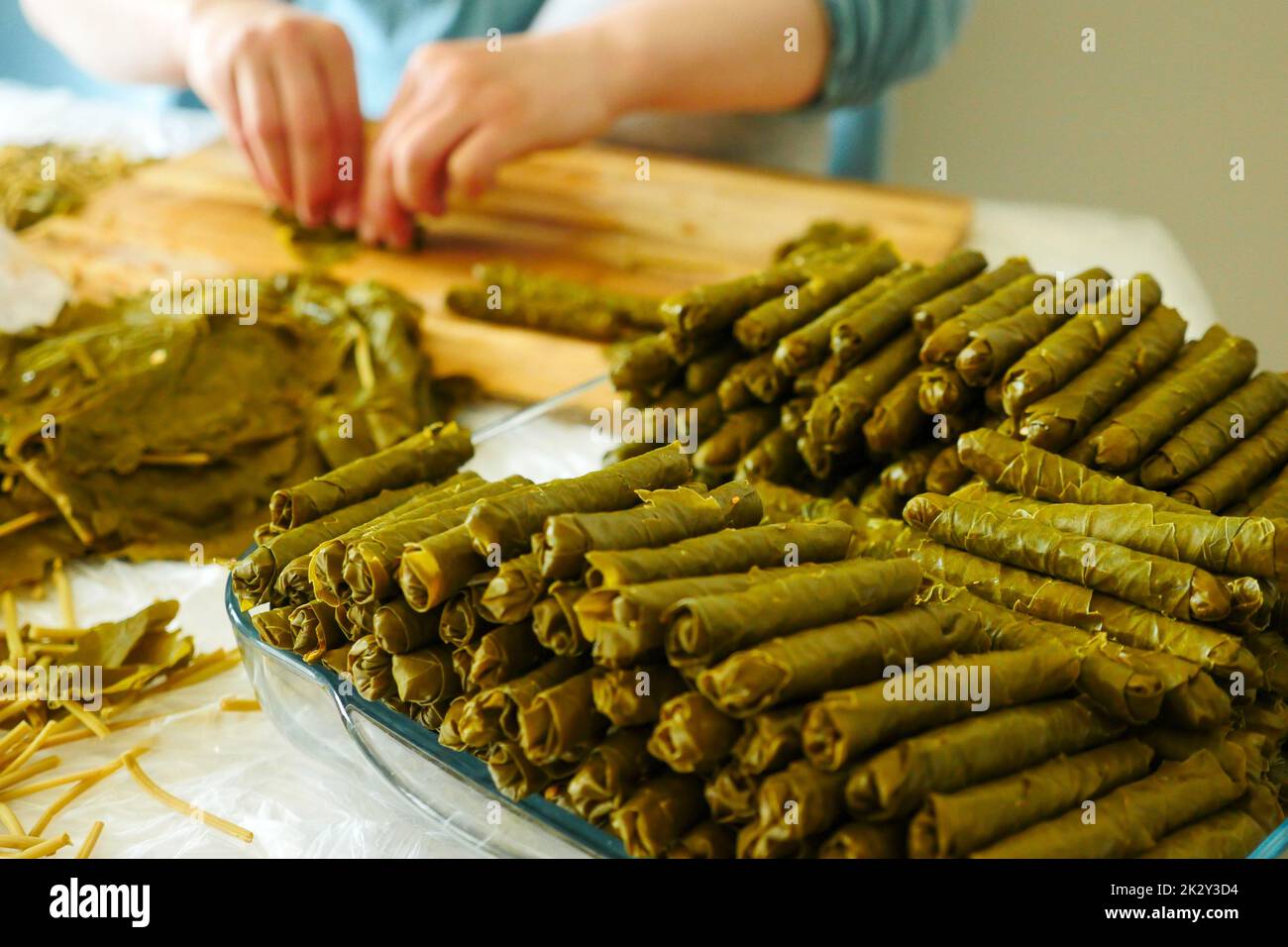 Una donna che fa foglie farcite, foglie farcite dalla cucina turca Foto Stock