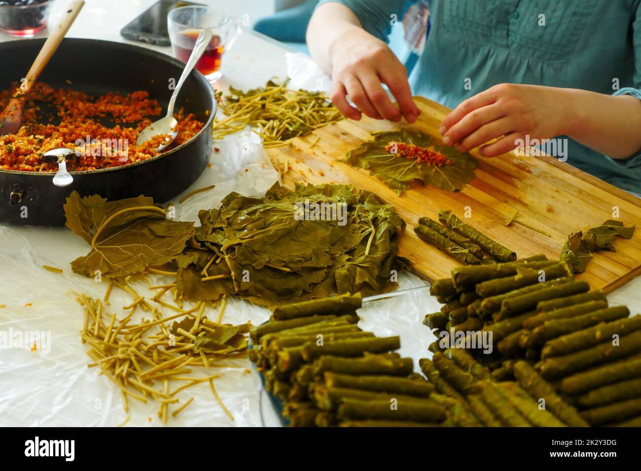 Una donna che fa foglie farcite, foglie farcite dalla cucina turca Foto Stock
