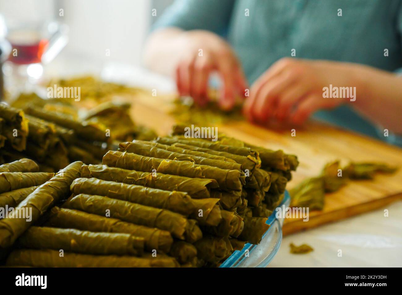 Un cuoco che prepara foglie farcite, che prepara foglie farcite a casa, foglie farcite della cucina turca Foto Stock