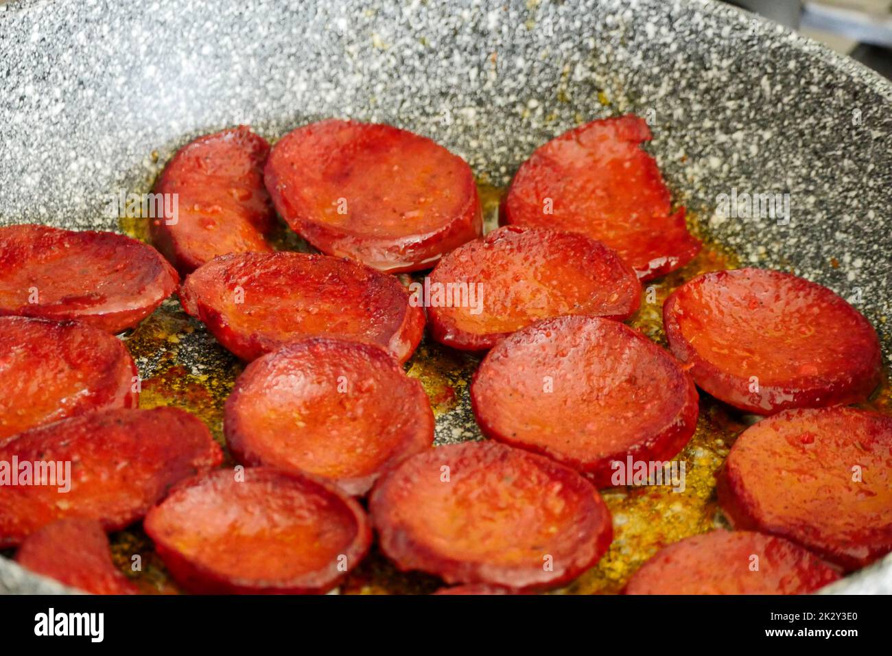 Salsiccia di manzo fritta in padella in stile turco con fette grandi, salsiccia di manzo calda è cucinata in padella Foto Stock