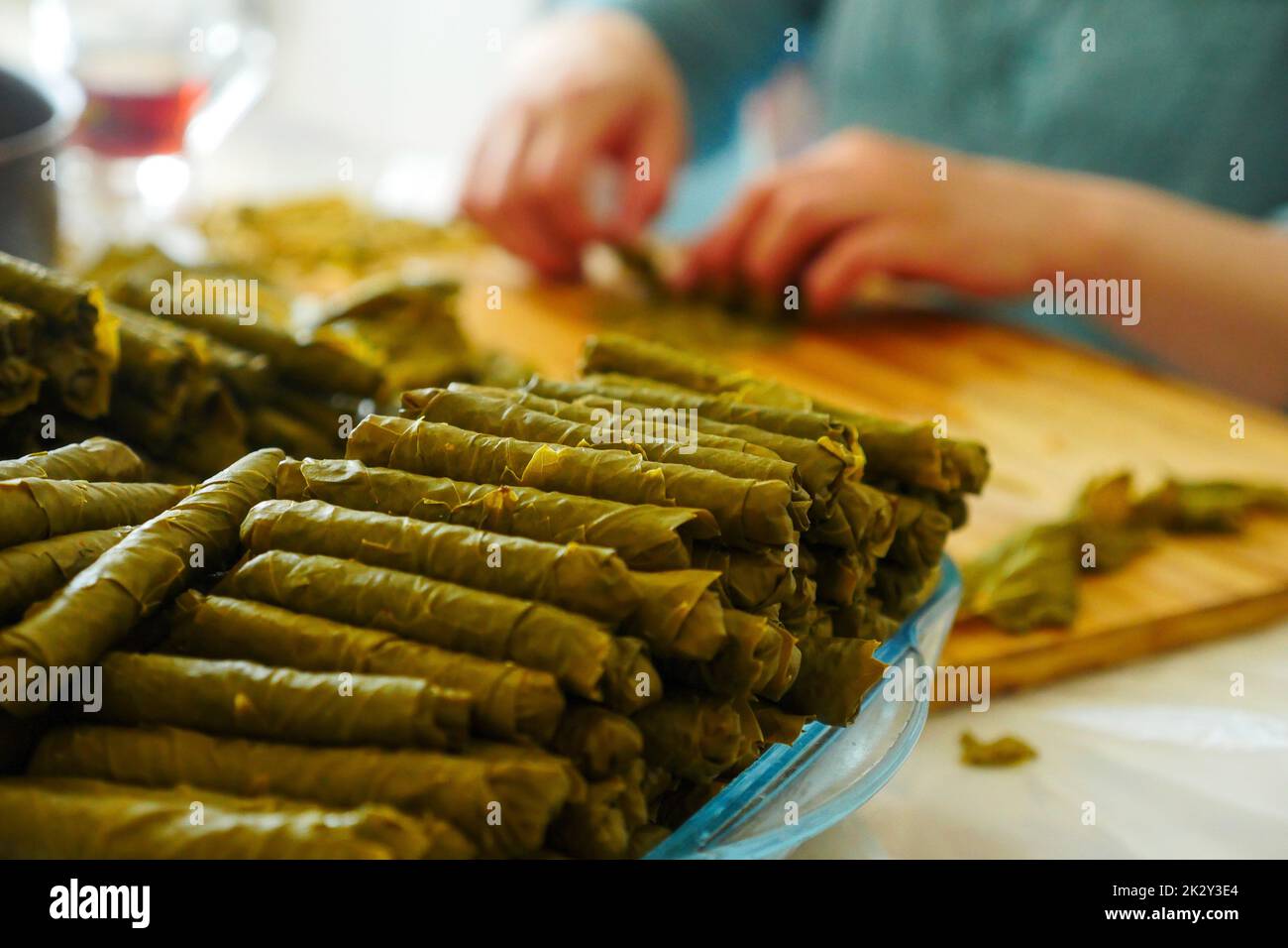 Un cuoco che prepara foglie farcite, che prepara foglie farcite a casa, foglie farcite della cucina turca Foto Stock