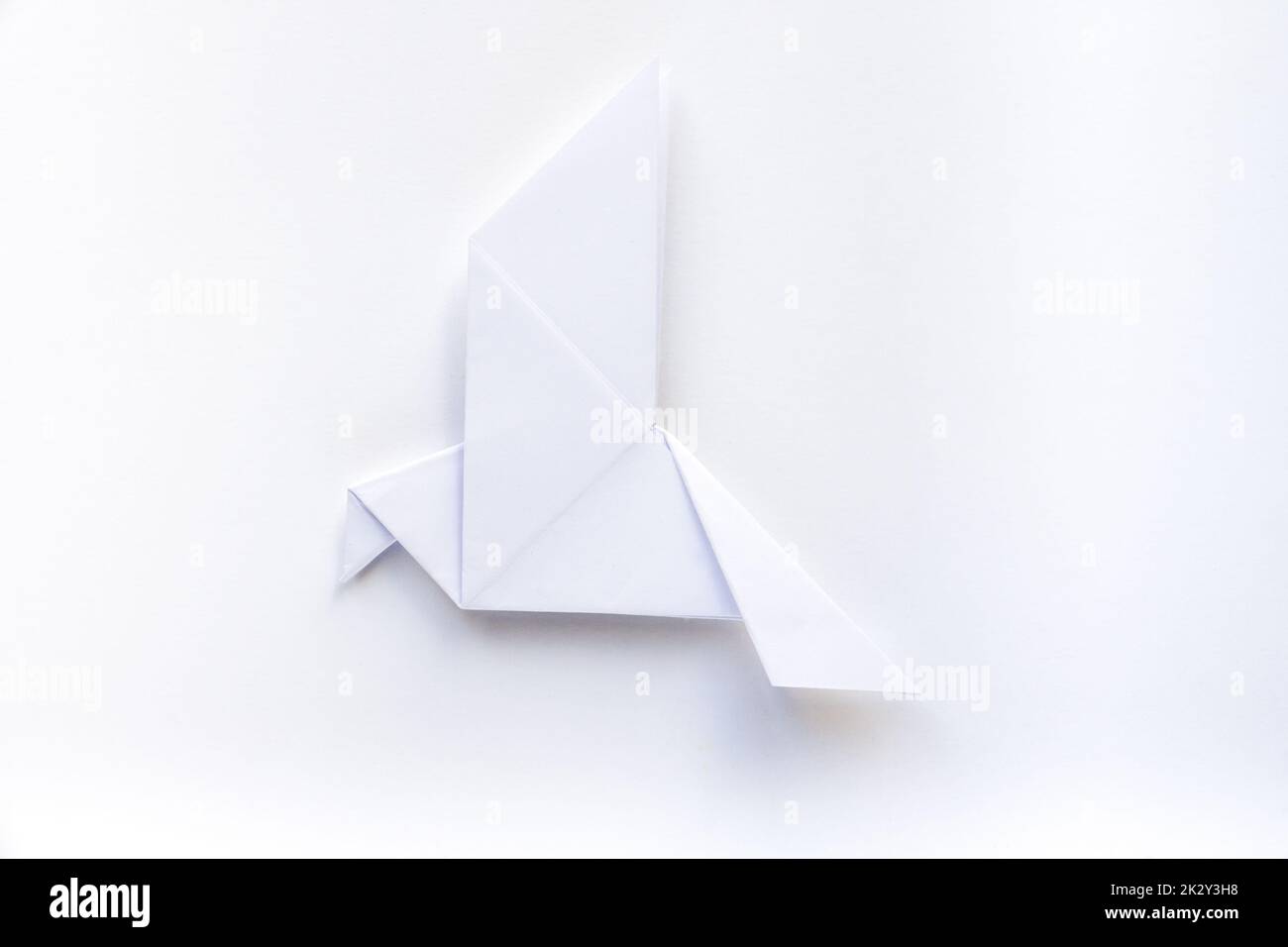 Carta colomba origami isolato su uno sfondo bianco Foto Stock