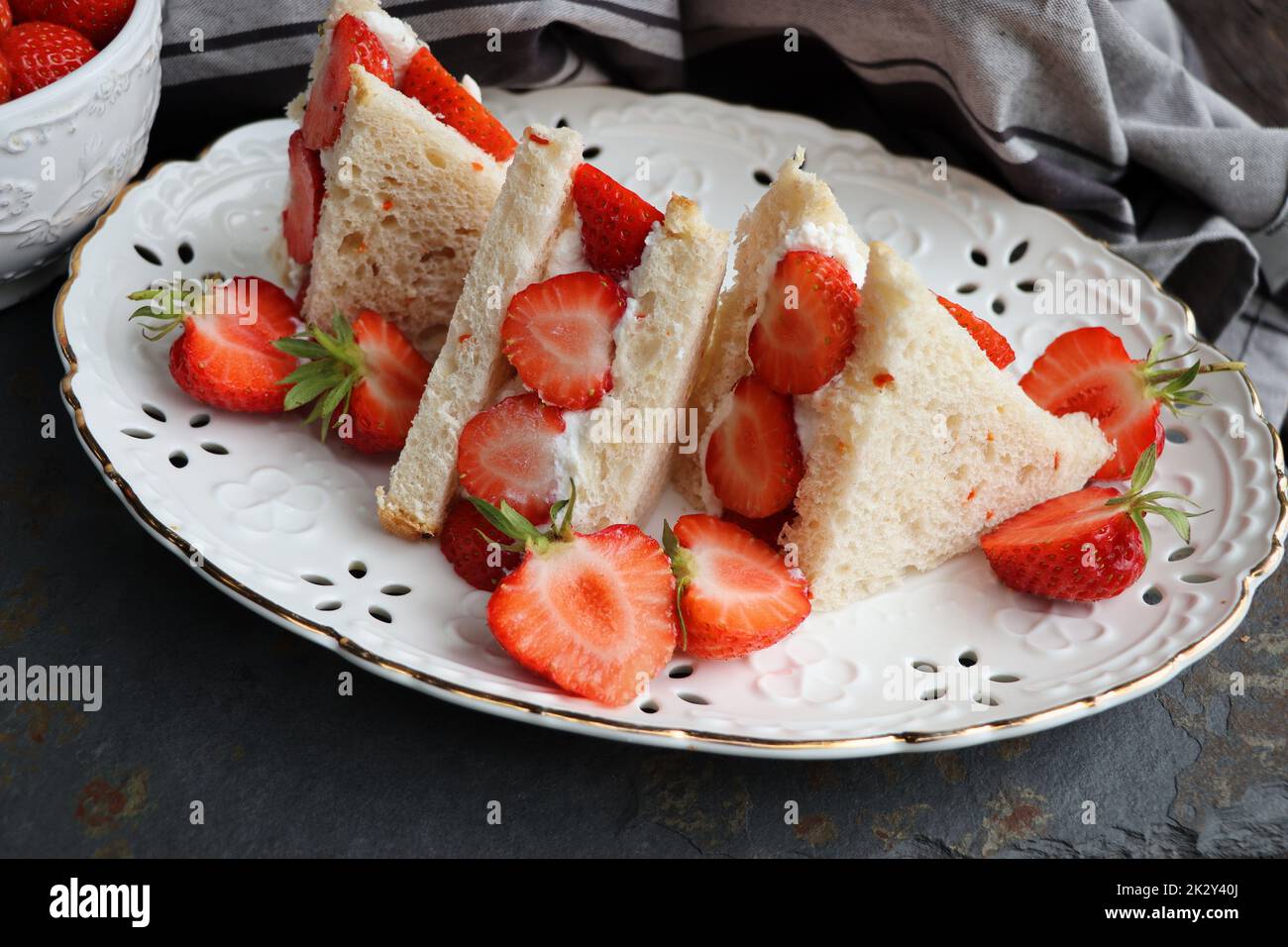 Strawberry Sandwich , dessert popolare giapponese, Sandwich con panna e fetta di frutta all'interno Foto Stock