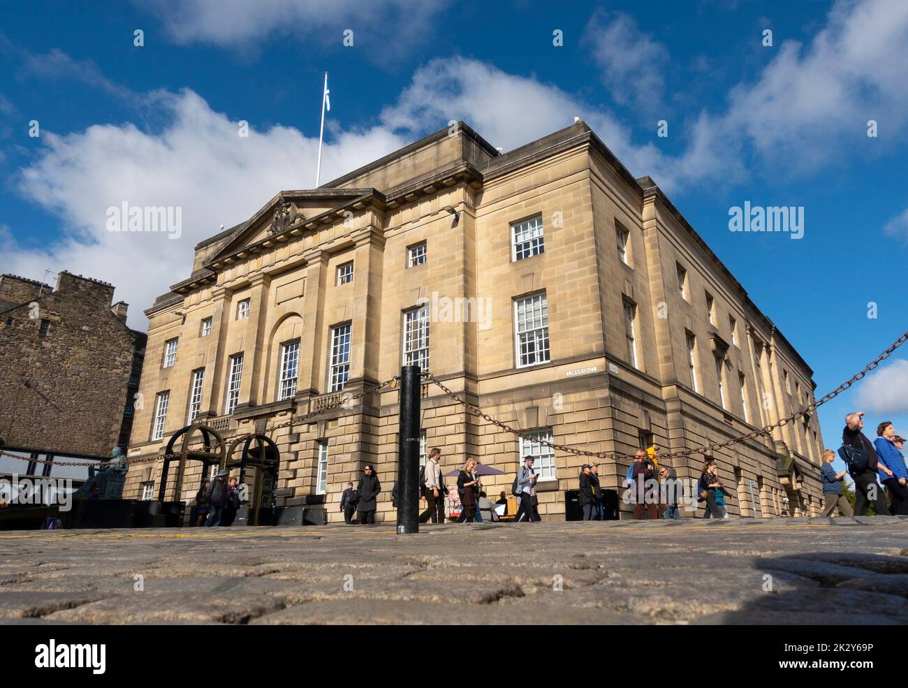 Vista della High Court of Justiciary su High Street a Edimburgo, Scozia, Regno Unito Foto Stock