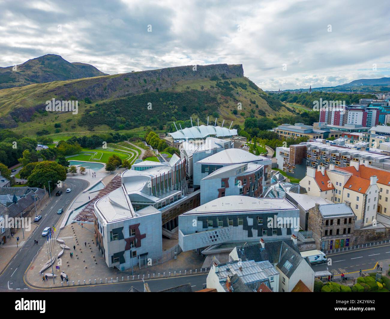Veduta aerea di Holyrood e del Parlamento scozzese, Edimburgo, Scozia, Regno Unito Foto Stock