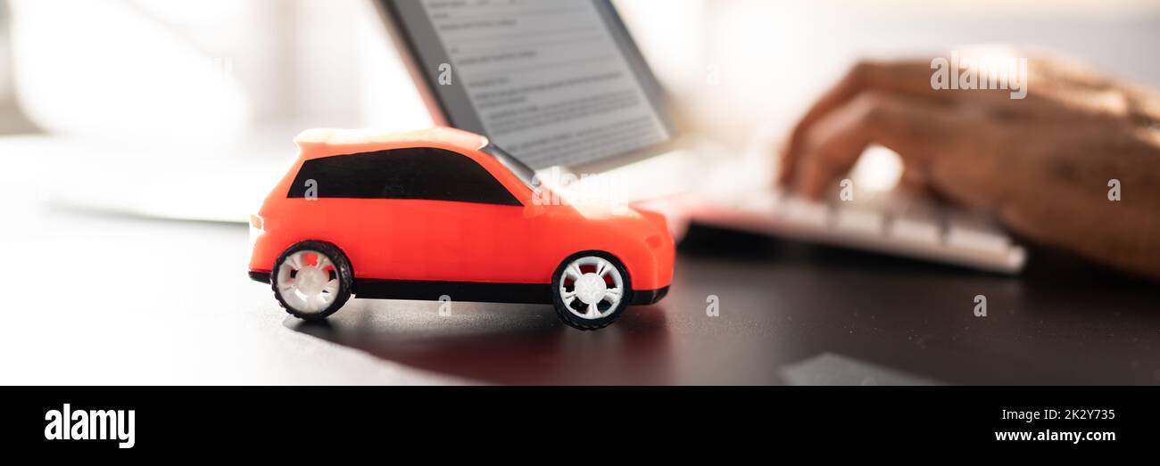 Acquista vendi assicurazione auto online su computer Foto Stock