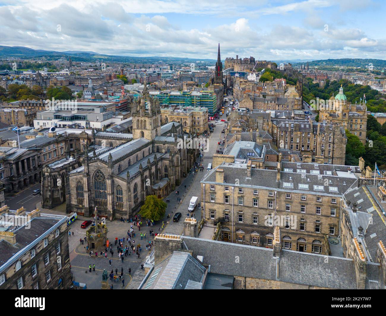 Veduta aerea del Royal Mile e della Cattedrale di St Giles nel centro storico di Edimburgo, Scozia, Regno Unito Foto Stock