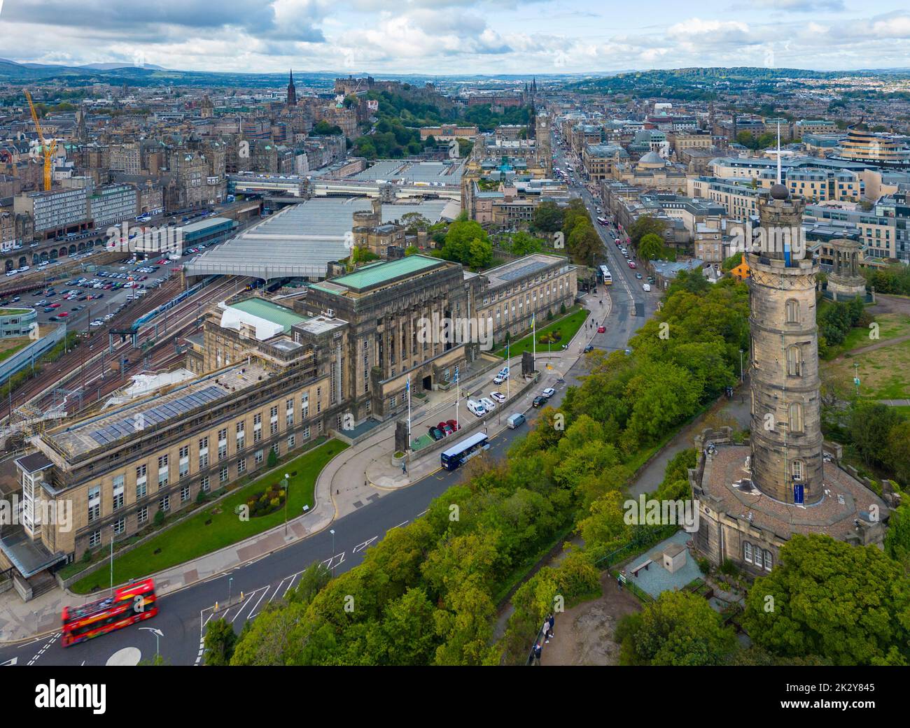 Vista aerea della St Andrews House e dello skyline di Edimburgo da Calton Hill, Scozia, Regno Unito Foto Stock