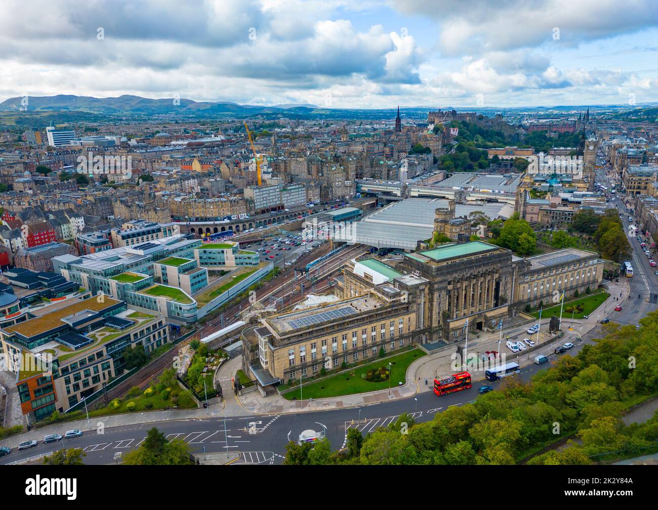 Vista aerea della St Andrews House e dello skyline di Edimburgo da Calton Hill, Scozia, Regno Unito Foto Stock