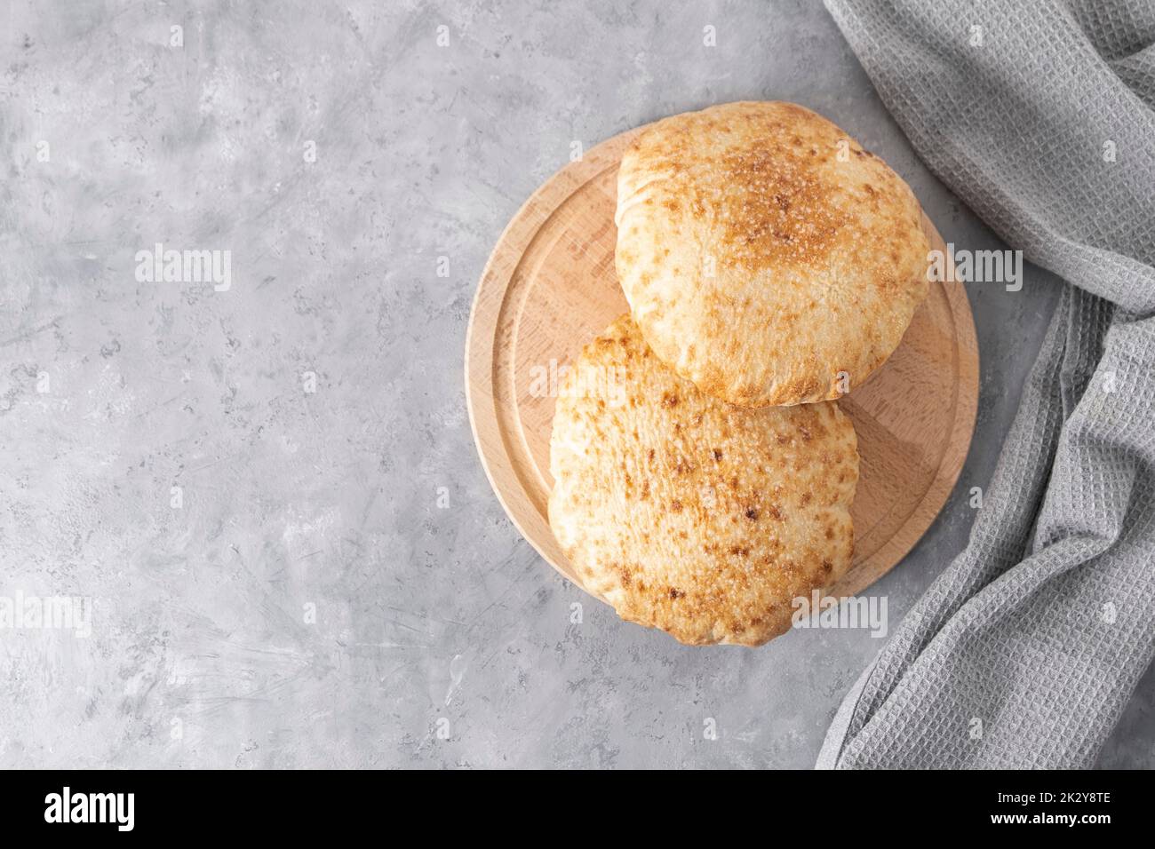 Vista dall'alto di un pane pita su asse di legno con spazio per fotocopie Foto Stock