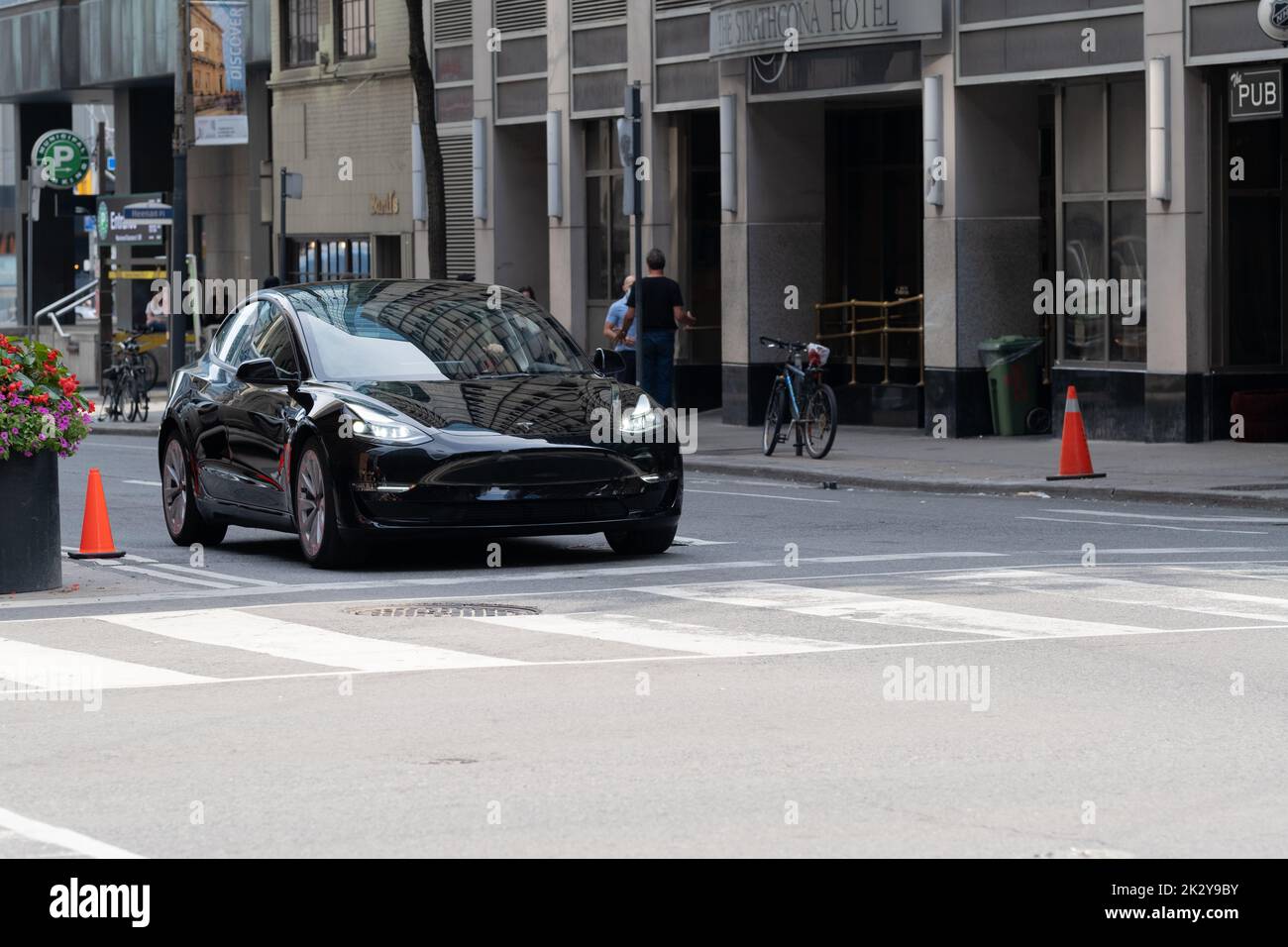 La vettura nera Tesla Model 3 su strada. Toronto, Canada. Foto Stock