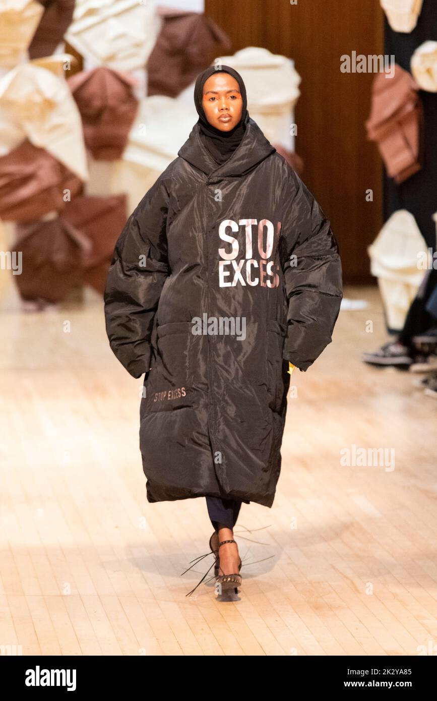 Modello, modellazione sulla passerella per la fiera 'opinioni' VIN+OMI per la London Fashion Week 2022. Materiali riciclati. Moda sostenibile. Piumino con slogan Foto Stock