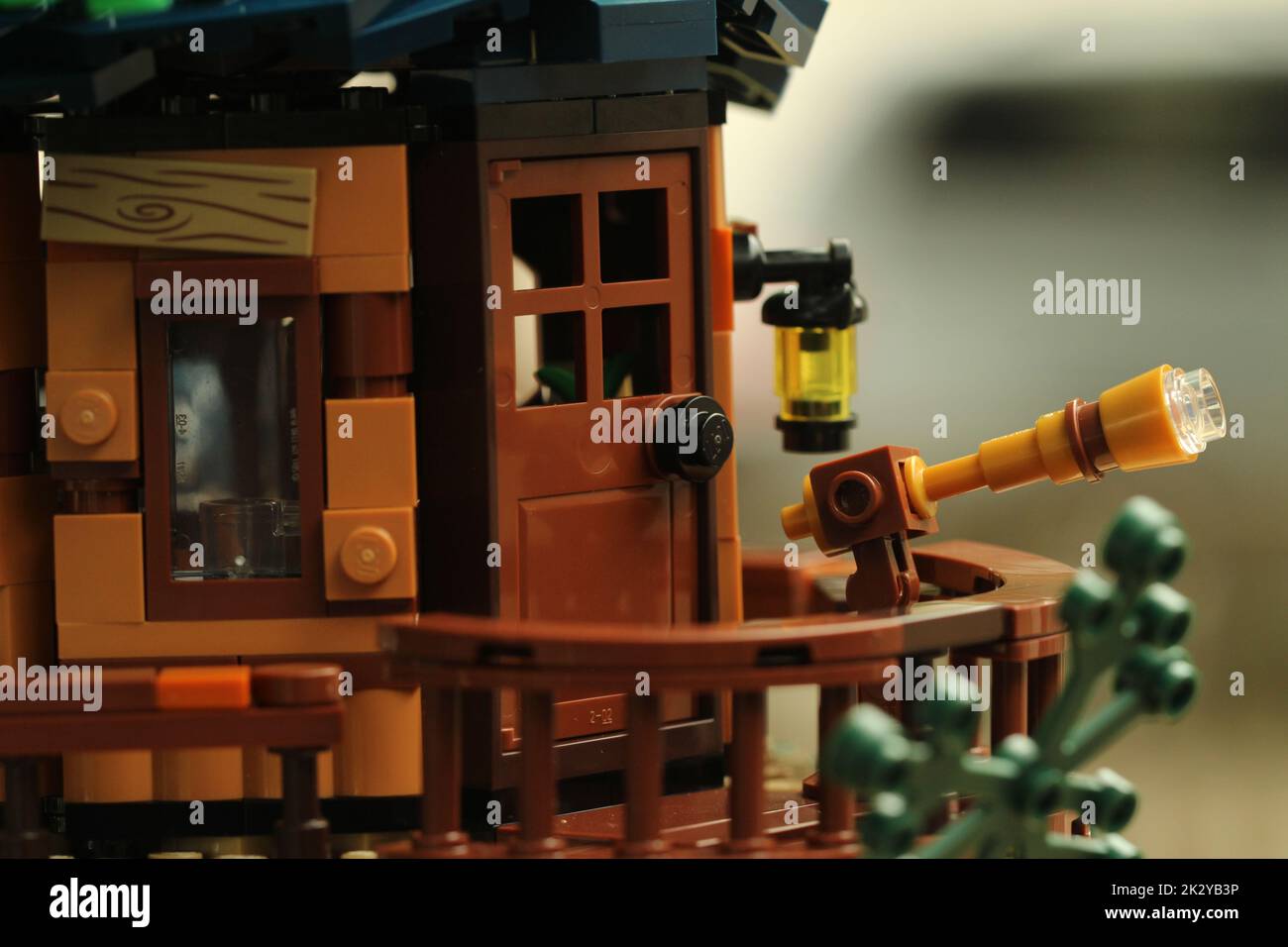 Un primo piano di una sala da alberi Lego con un telescopio Foto Stock