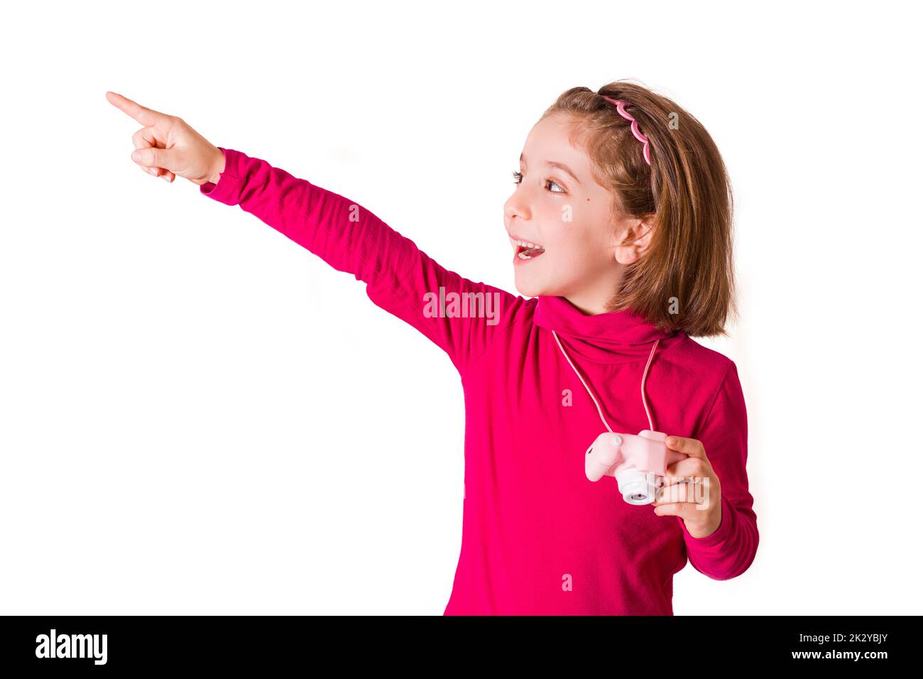 La bambina che indossa una felpa rossa indica con il dito dove fotografare  con la sua macchina fotografica giocattolo. Foto di alta qualità isolata su  bianco Foto stock - Alamy