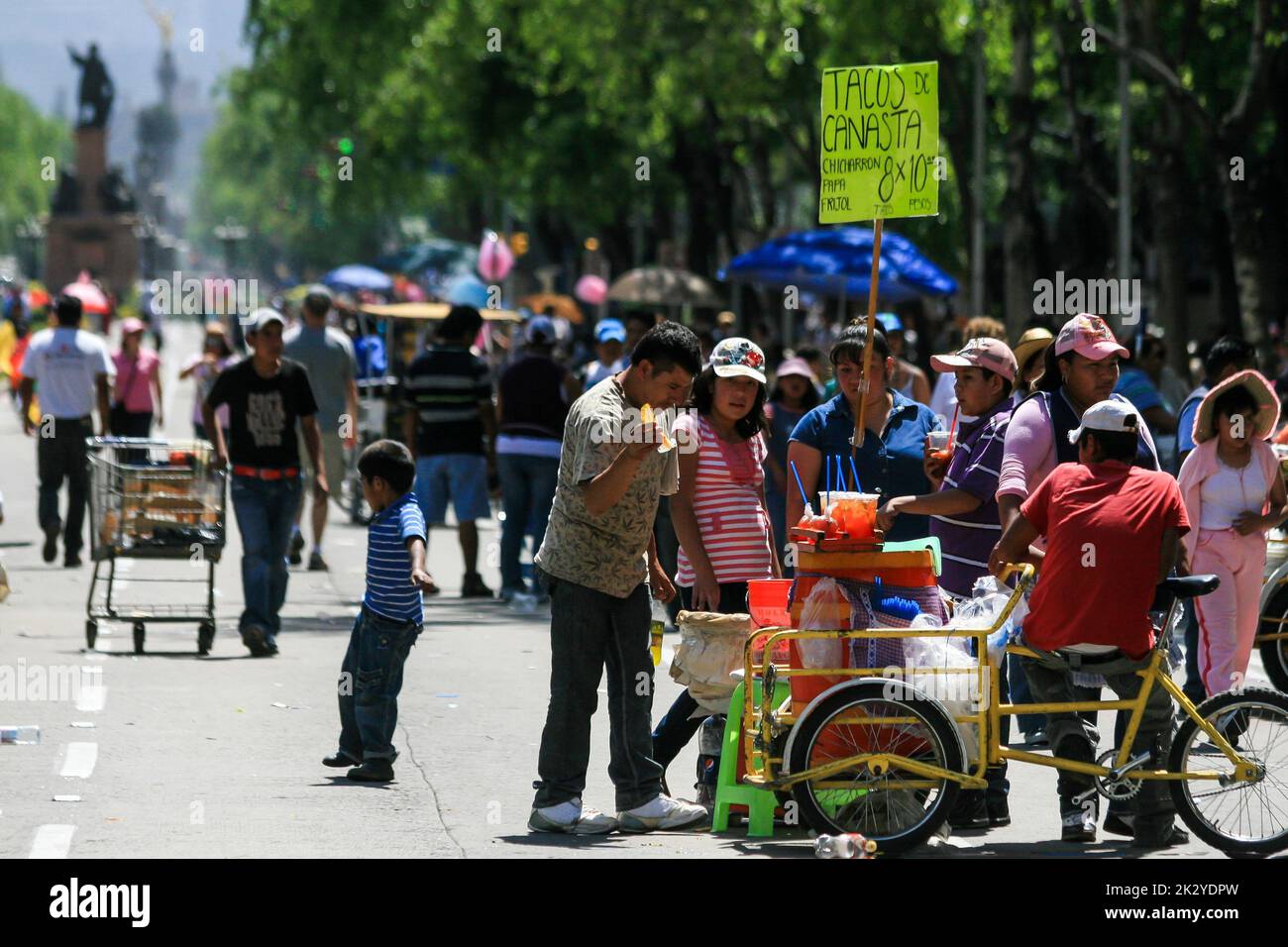 Grande festa che si tiene in via Reforma in Messico Foto Stock
