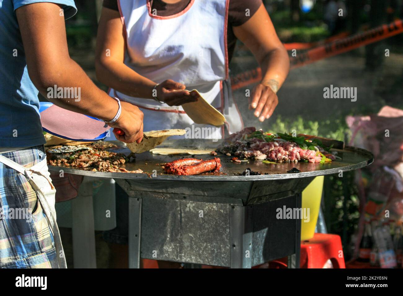 Gli alimenti venduti per le strade del Messico taco e tortilla Foto Stock
