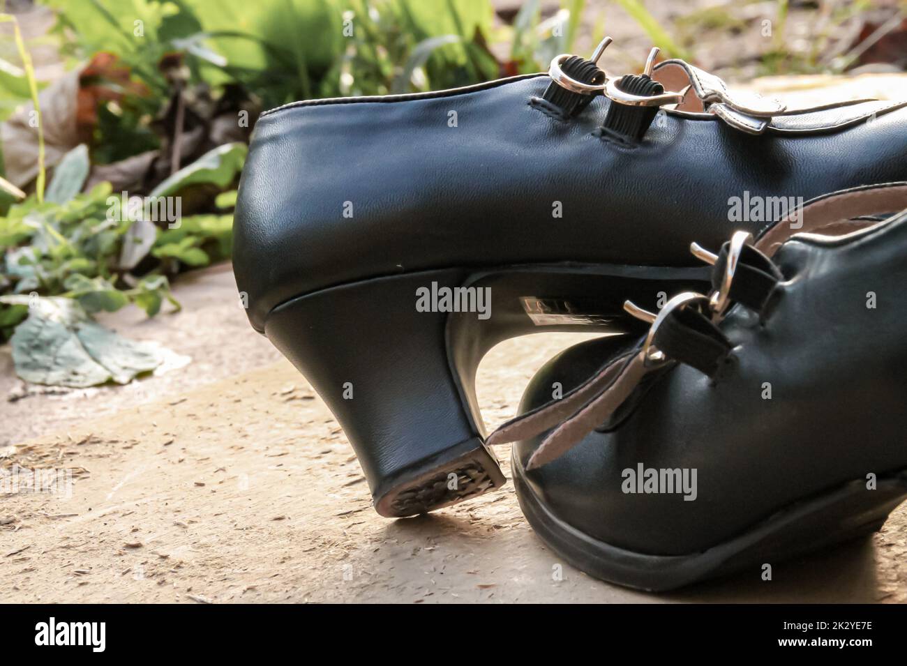 closeup di scarpe flamenco su una piattaforma di legno Foto Stock