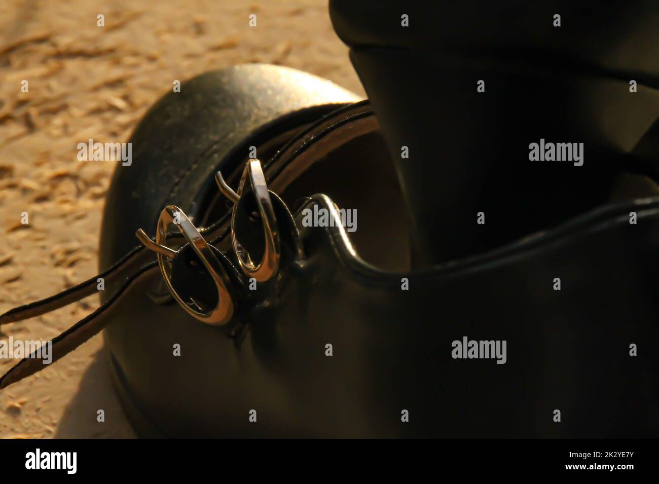 closeup di scarpe flamenco su una piattaforma di legno Foto Stock