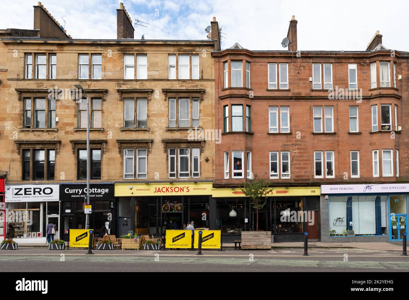 Edifici costruiti con pietra arenaria rossa e bionda, Cambridge Street, Glasgow, Scozia, Regno Unito Foto Stock