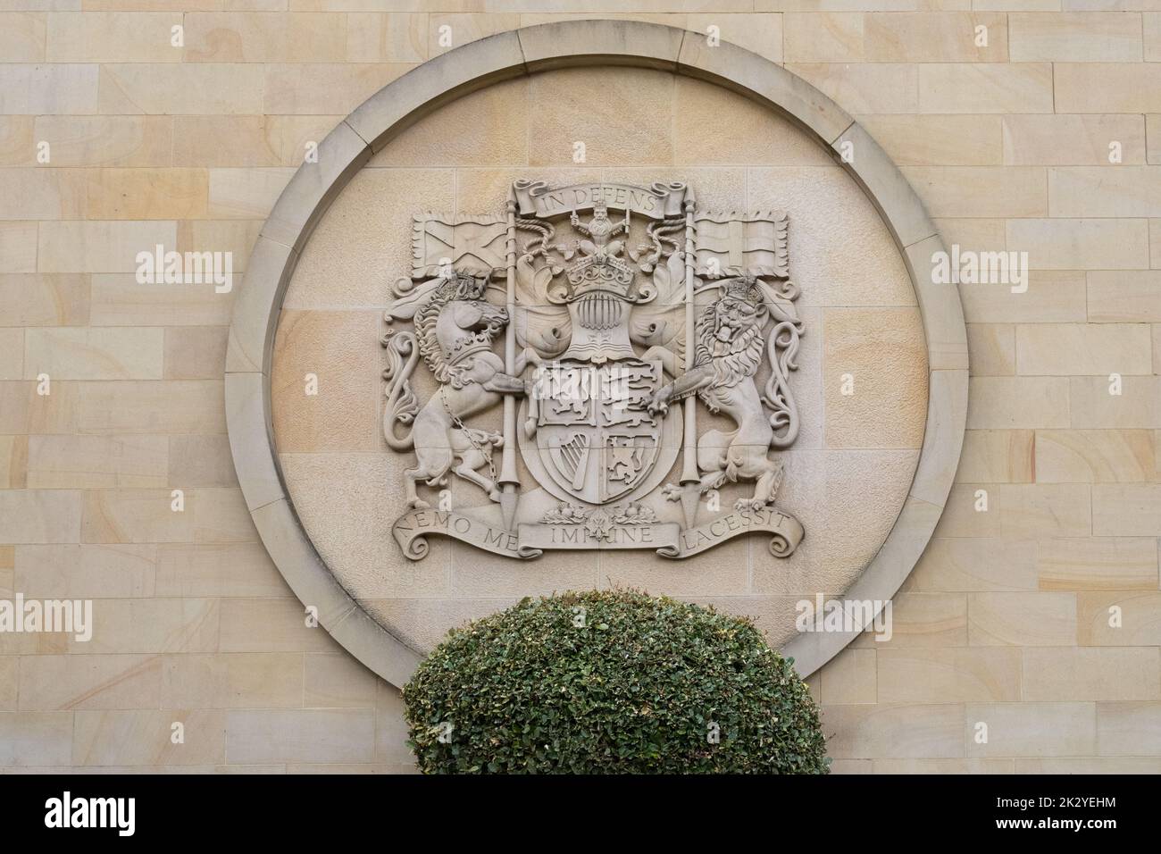 Stemma reale usato in Scozia sul muro dell'edificio dell'alta Corte di giustizia, Glasgow, Scozia, Regno Unito Foto Stock