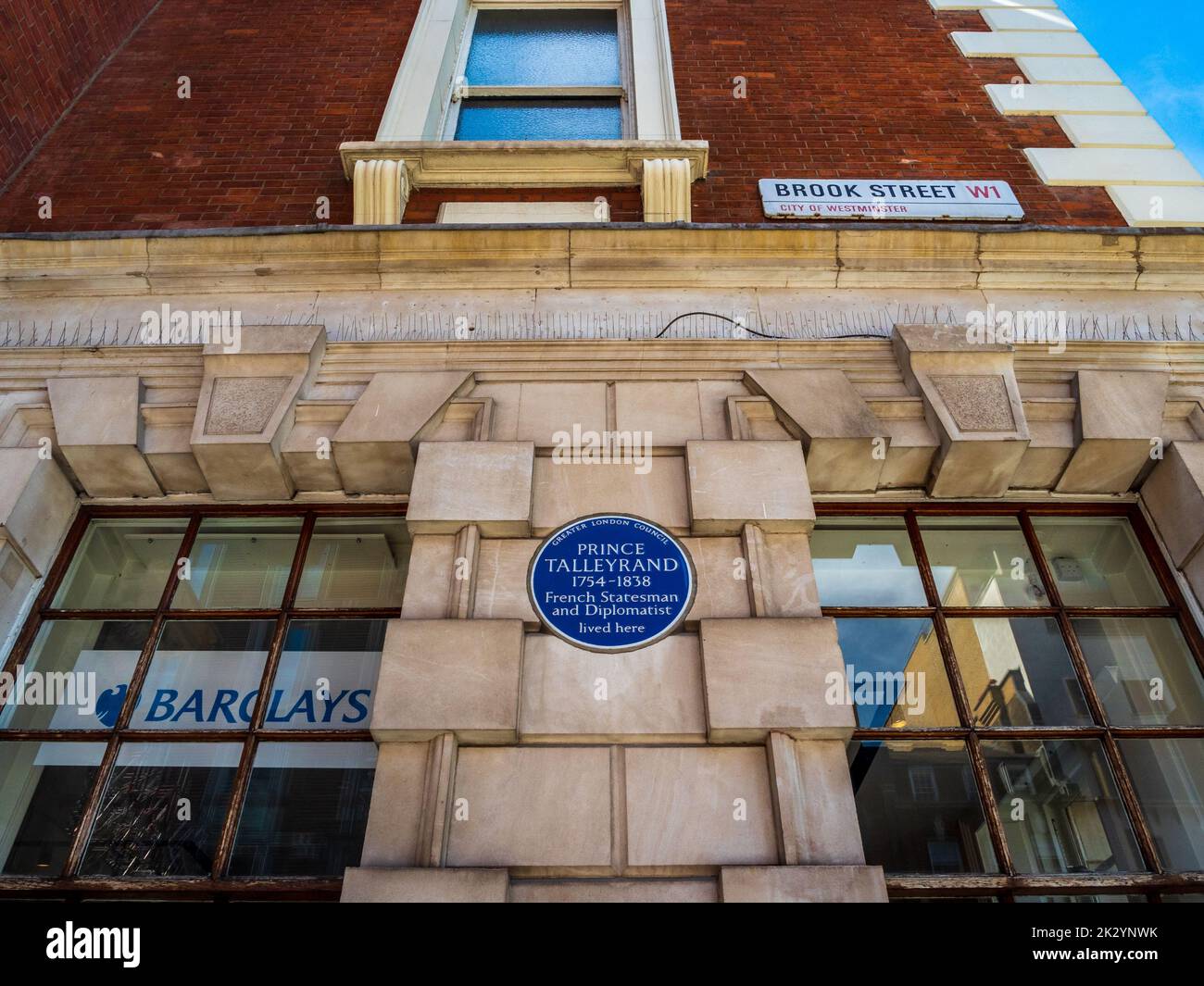 Targa blu Principe Talleyrand al 21 di Hanover Square, Mayfair, Londra. IL PRINCIPE TALLEYRAND 1754-1838 statista e diplomatico francese visse qui. Foto Stock