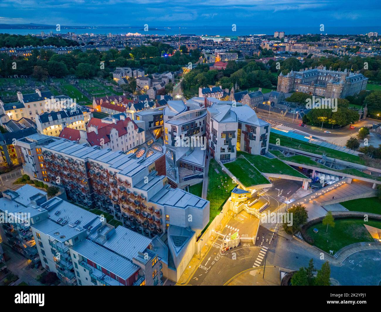 Vista aerea di notte del Parlamento scozzese a Holyrood, Edimburgo, Scozia, Regno Unito Foto Stock